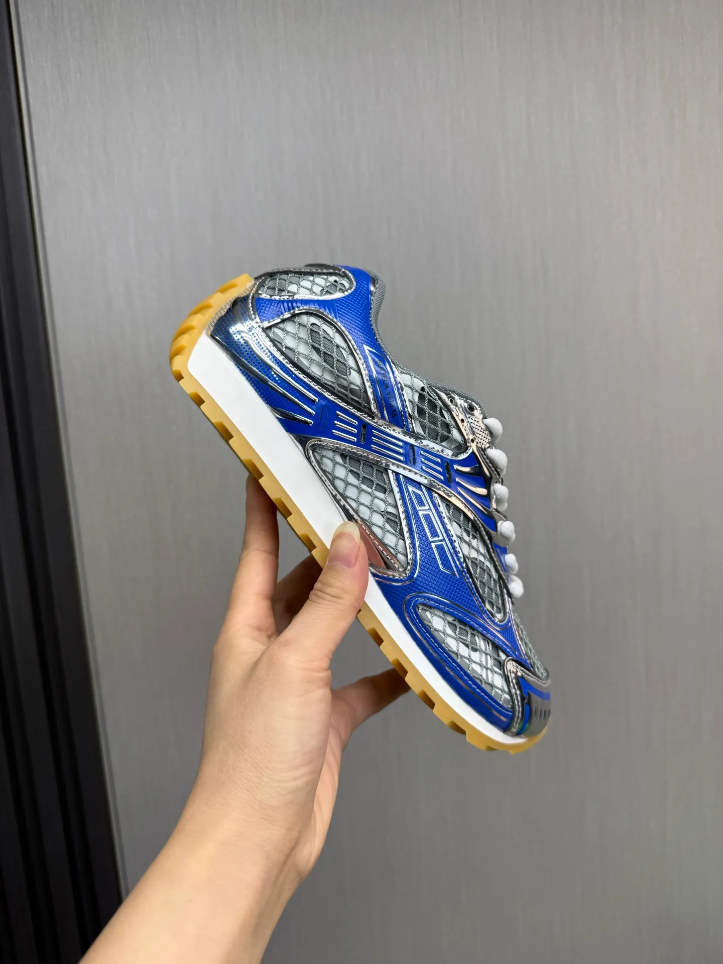 Men's men's shoes 💰620💰 BV top version 𝘽𝙊𝙏𝙏𝙀𝙂𝘼 𝙑𝙀𝙉𝙀𝙏𝘼 Orbit sneakers Wang Yibo same style couple style dad shoes 🩷💚 Runner sneakers, made of lightweight technical mesh fabric. Features a geometric patterned rubber outsole. Pay attention to the package craftsmanship ❕ High version shipping ❗️ Very nice, durable to play with and durable to make ✔️ Standard version 💯💯 The outsole is made of color-blocked TPU outsole. Women’s model 35-41 (40 41 customized) Men’s model 39-46 (45.46 customized) Equipped with original packaging
